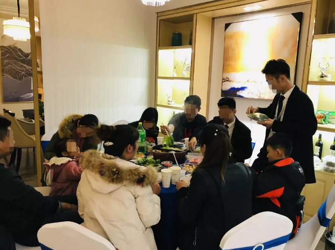 暖冬火鍋宴熱辣開席，老友變新鄰，理想開涮！